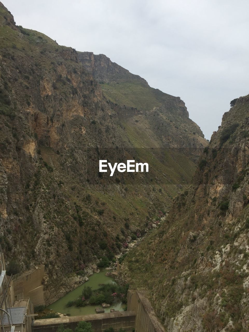 LOW ANGLE VIEW OF ROCKY MOUNTAIN AGAINST SKY