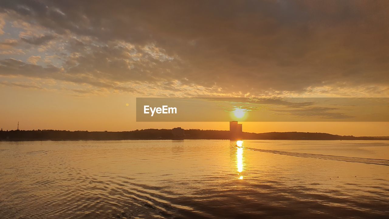 SCENIC VIEW OF SEA AGAINST SKY AT SUNSET