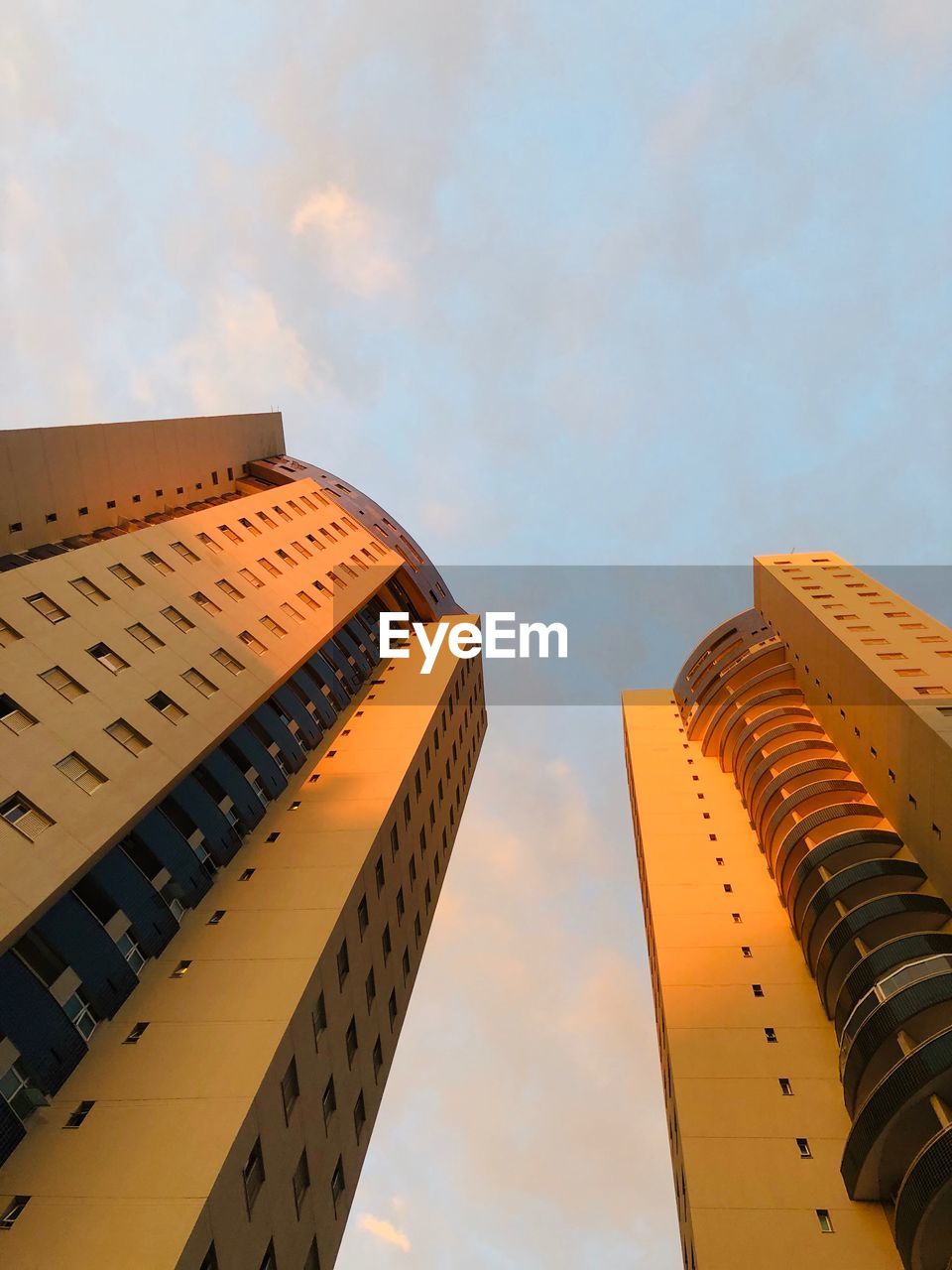 LOW ANGLE VIEW OF BUILDINGS AGAINST SKY