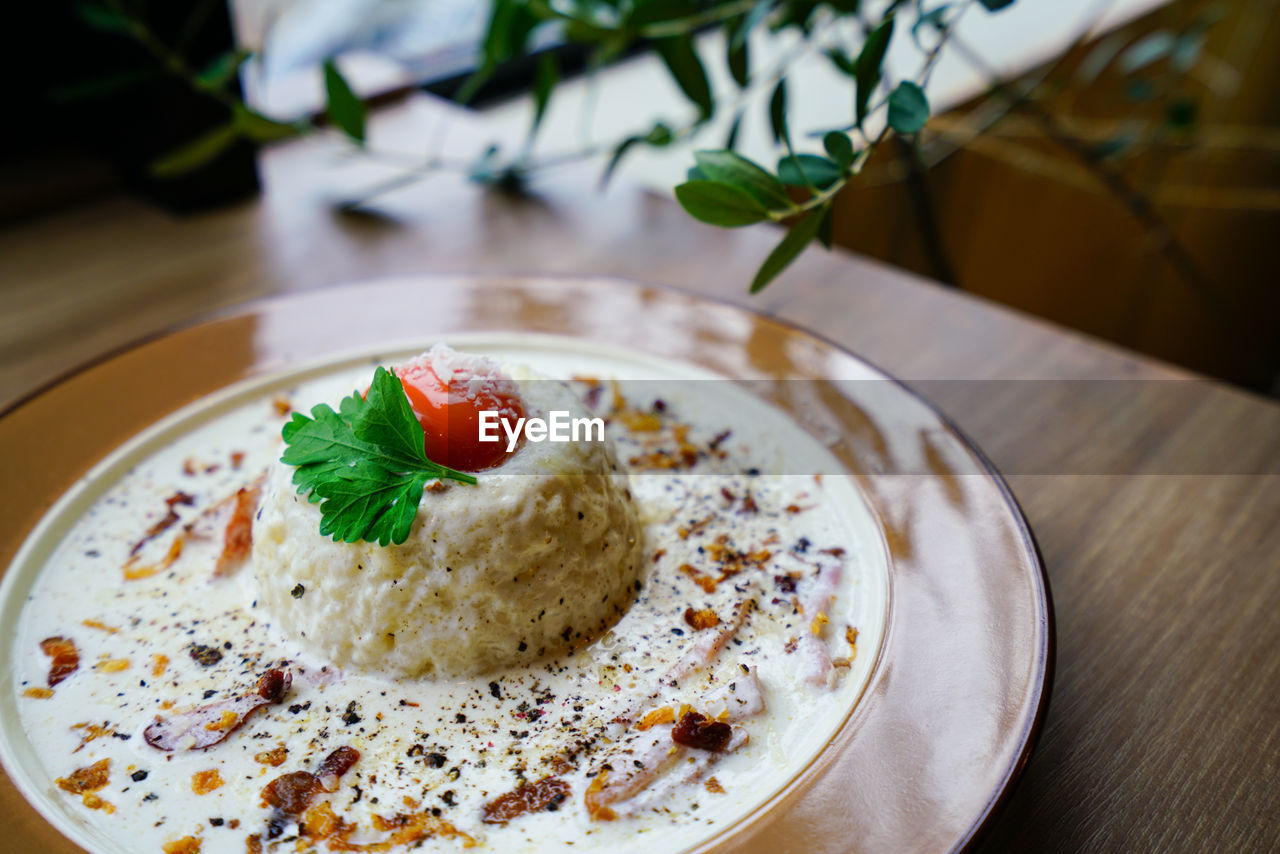 CLOSE-UP OF BREAKFAST SERVED IN PLATE