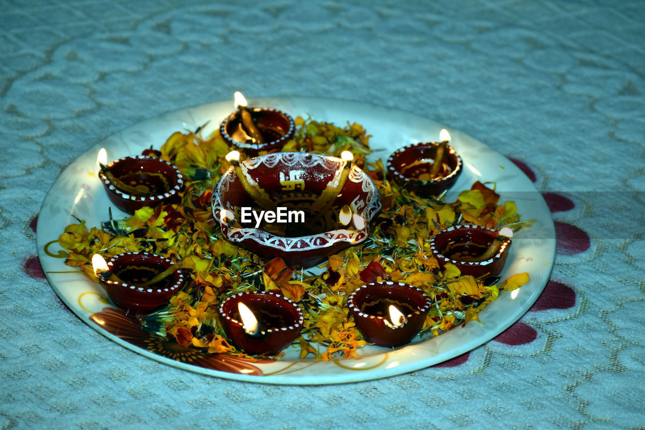 HIGH ANGLE VIEW OF FOOD ON TABLE