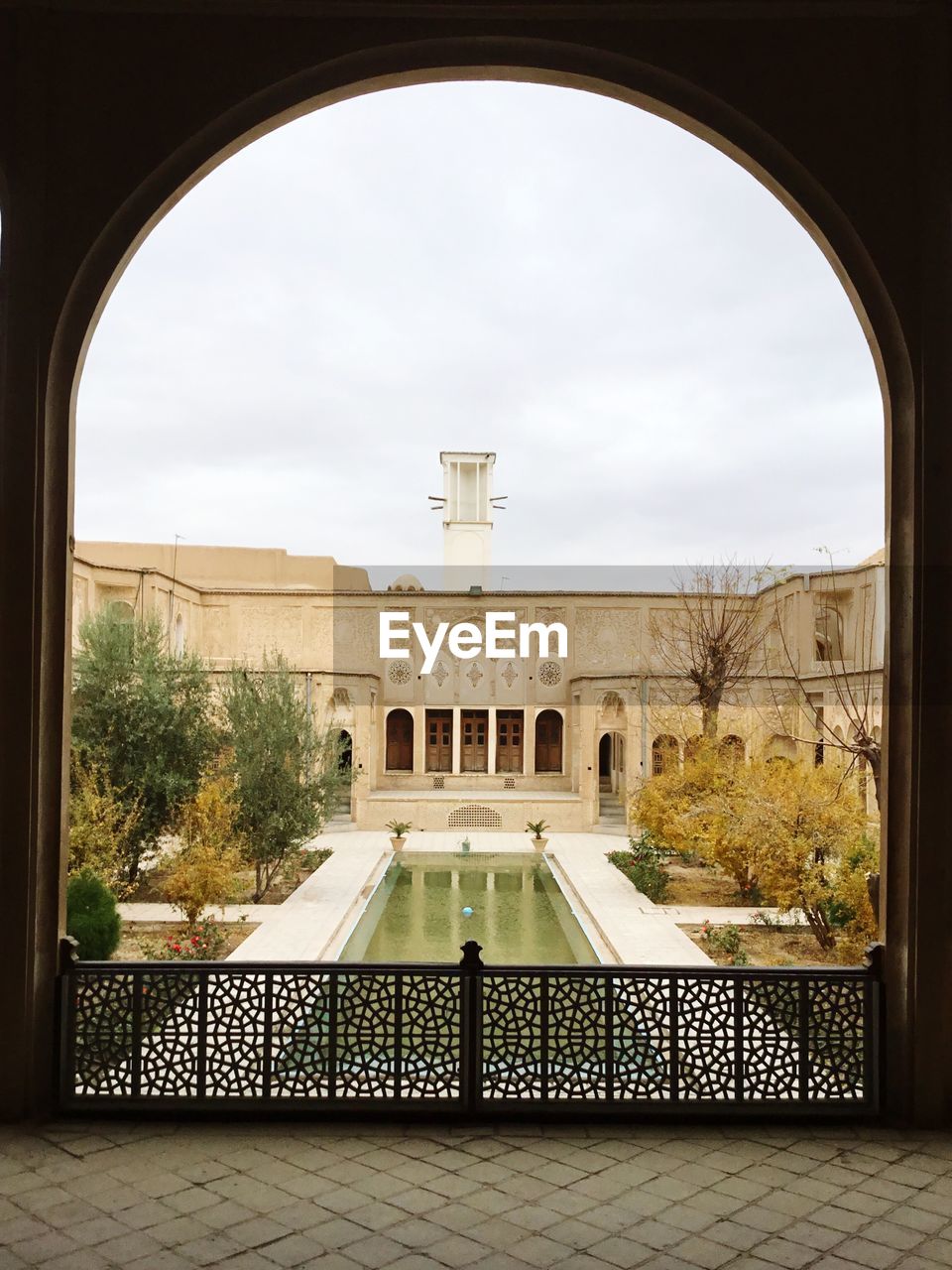 VIEW OF HISTORIC BUILDING AGAINST SKY