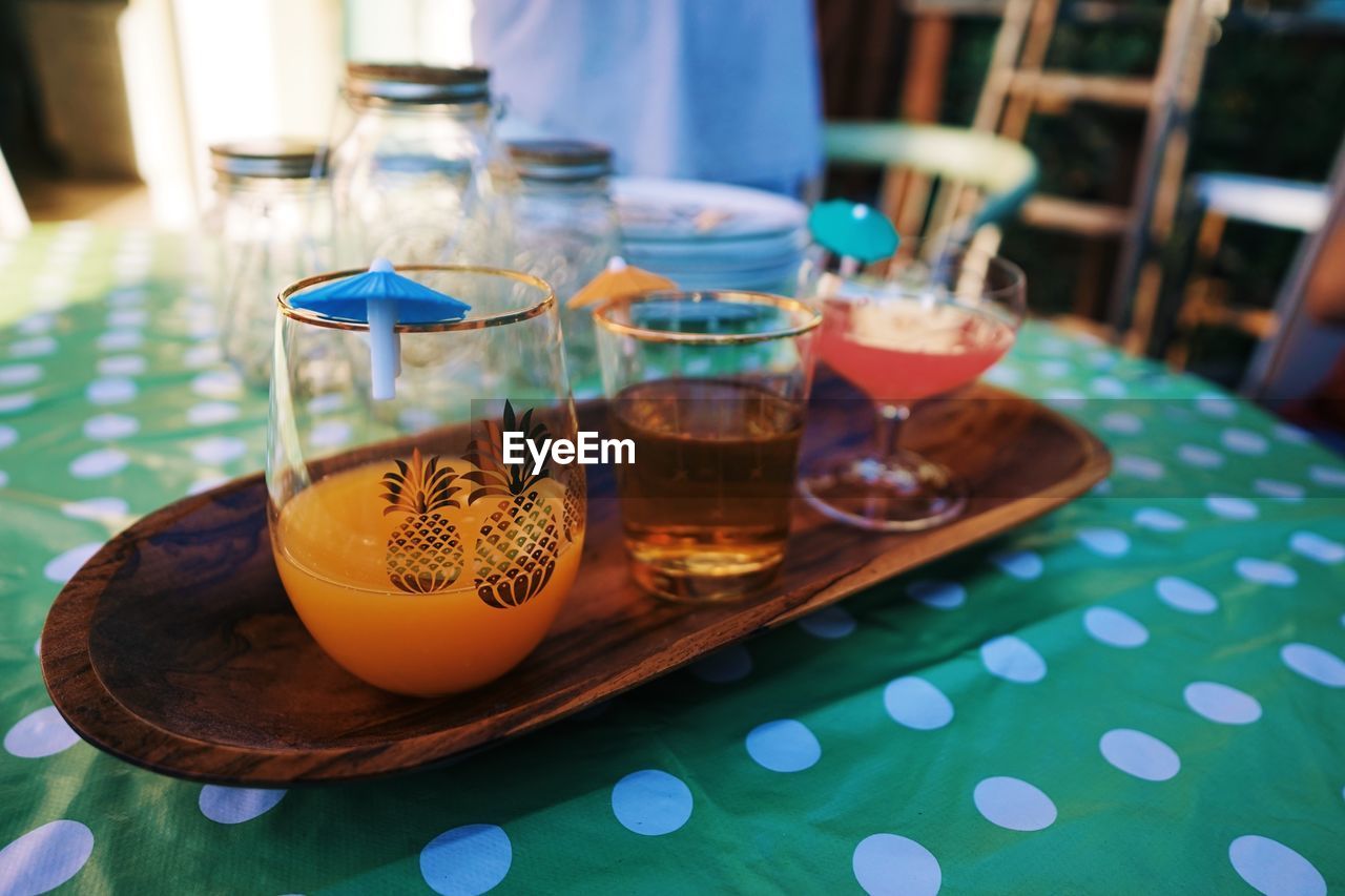 CLOSE-UP OF WINE GLASS ON TABLE