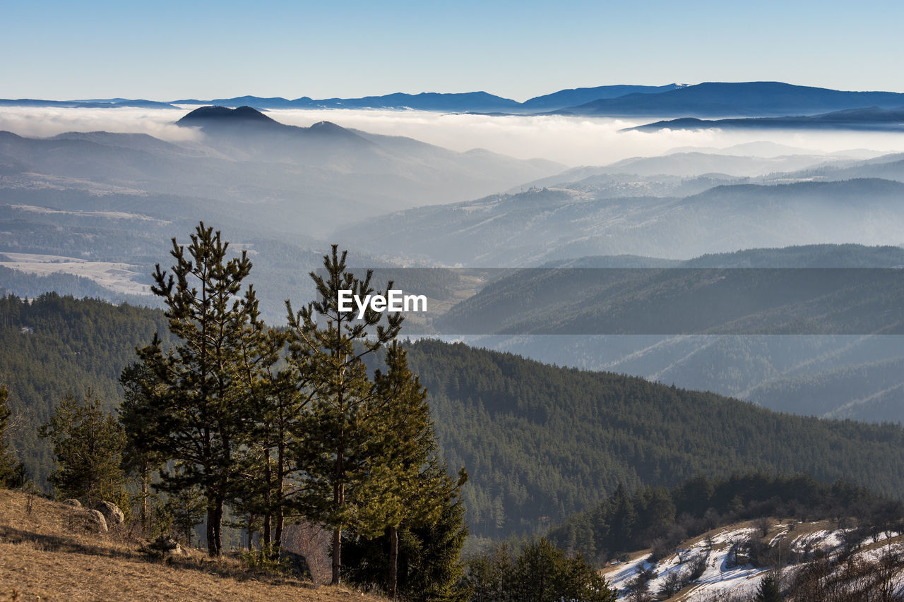 SCENIC VIEW OF MOUNTAIN RANGE AGAINST SKY