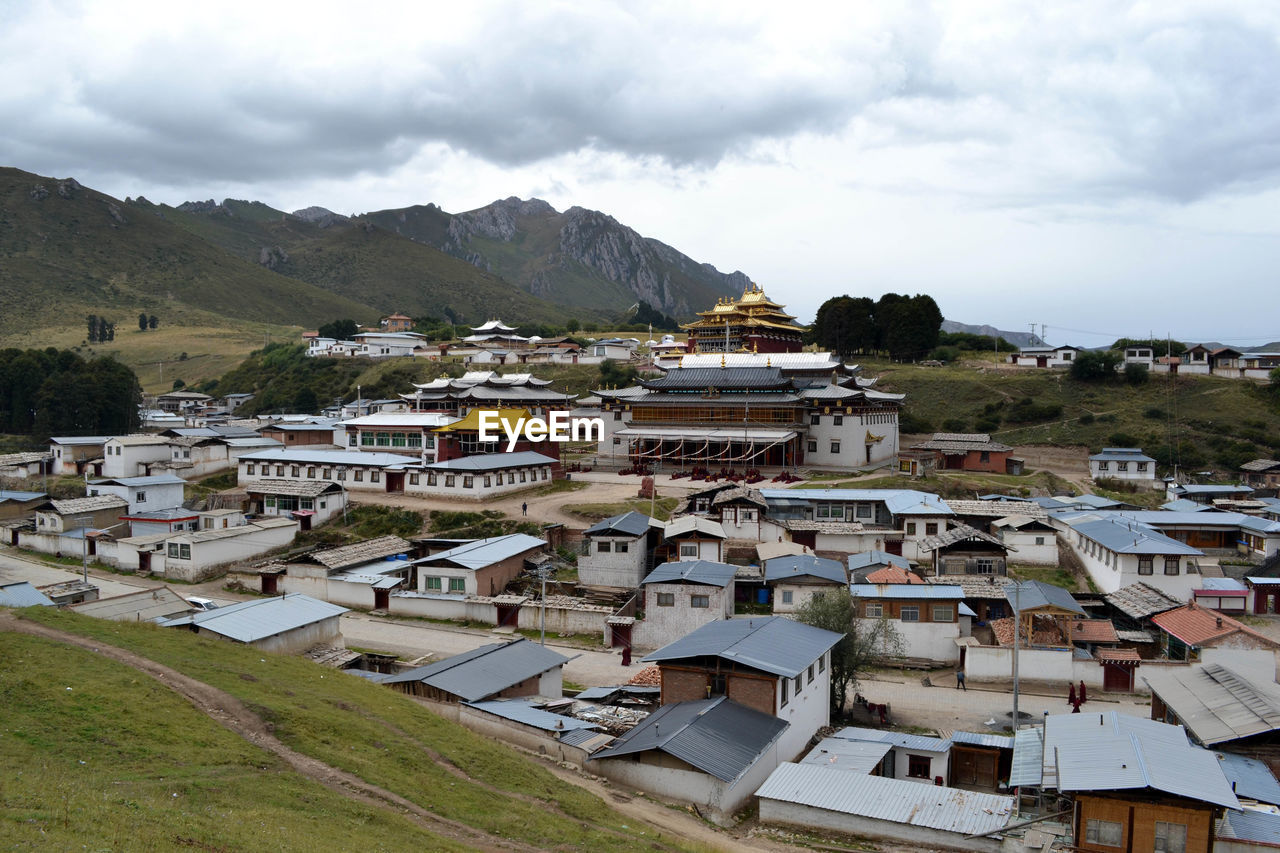 HIGH ANGLE VIEW OF BUILDINGS IN TOWN