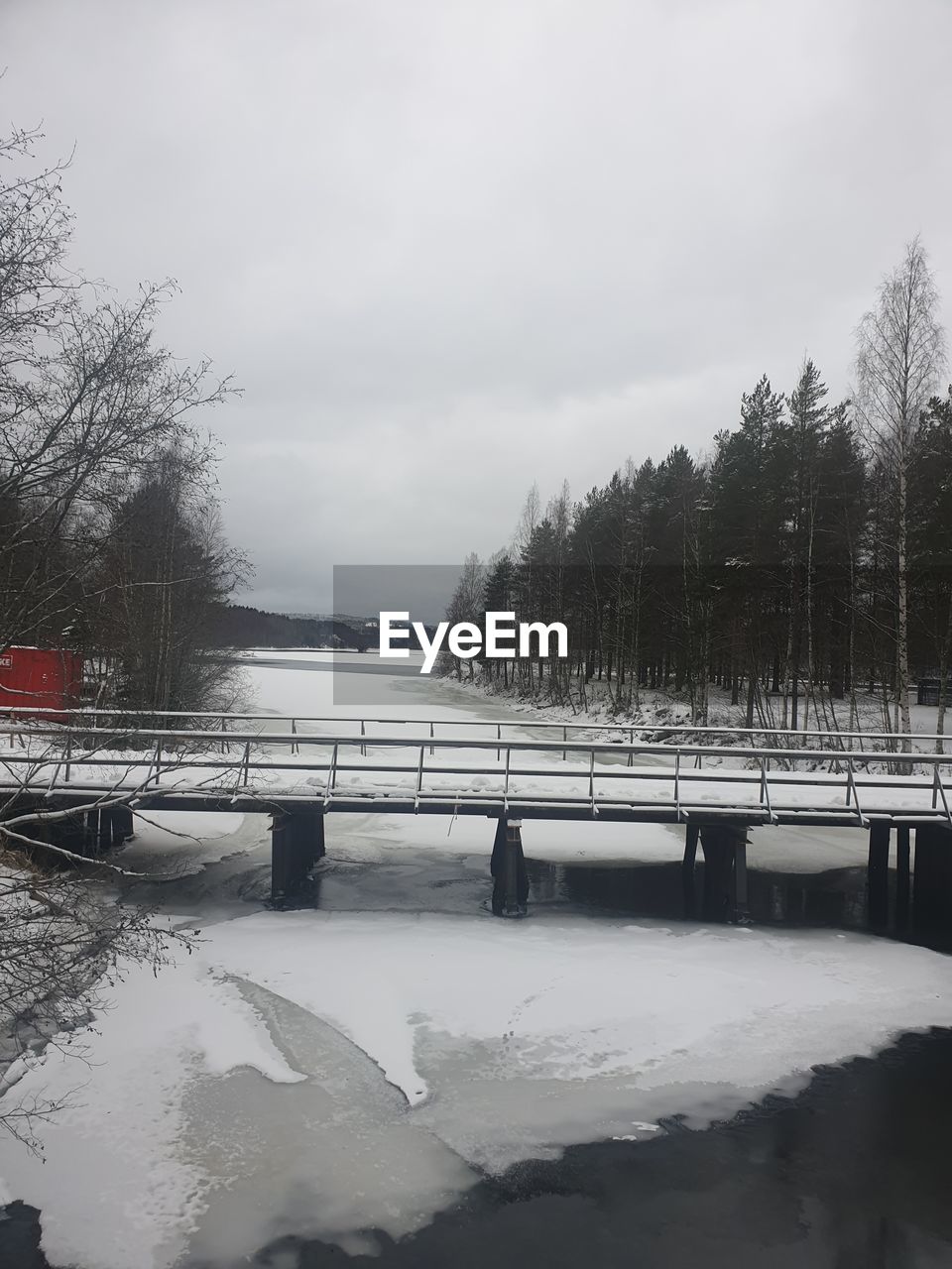 SCENIC VIEW OF LAKE DURING WINTER AGAINST SKY