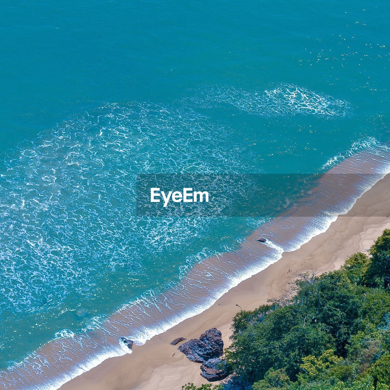 HIGH ANGLE VIEW OF SEA WAVES ON BEACH