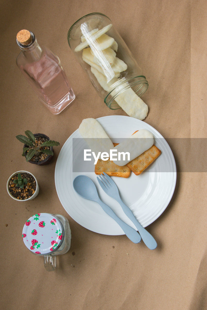 HIGH ANGLE VIEW OF BREAKFAST IN GLASS ON TABLE