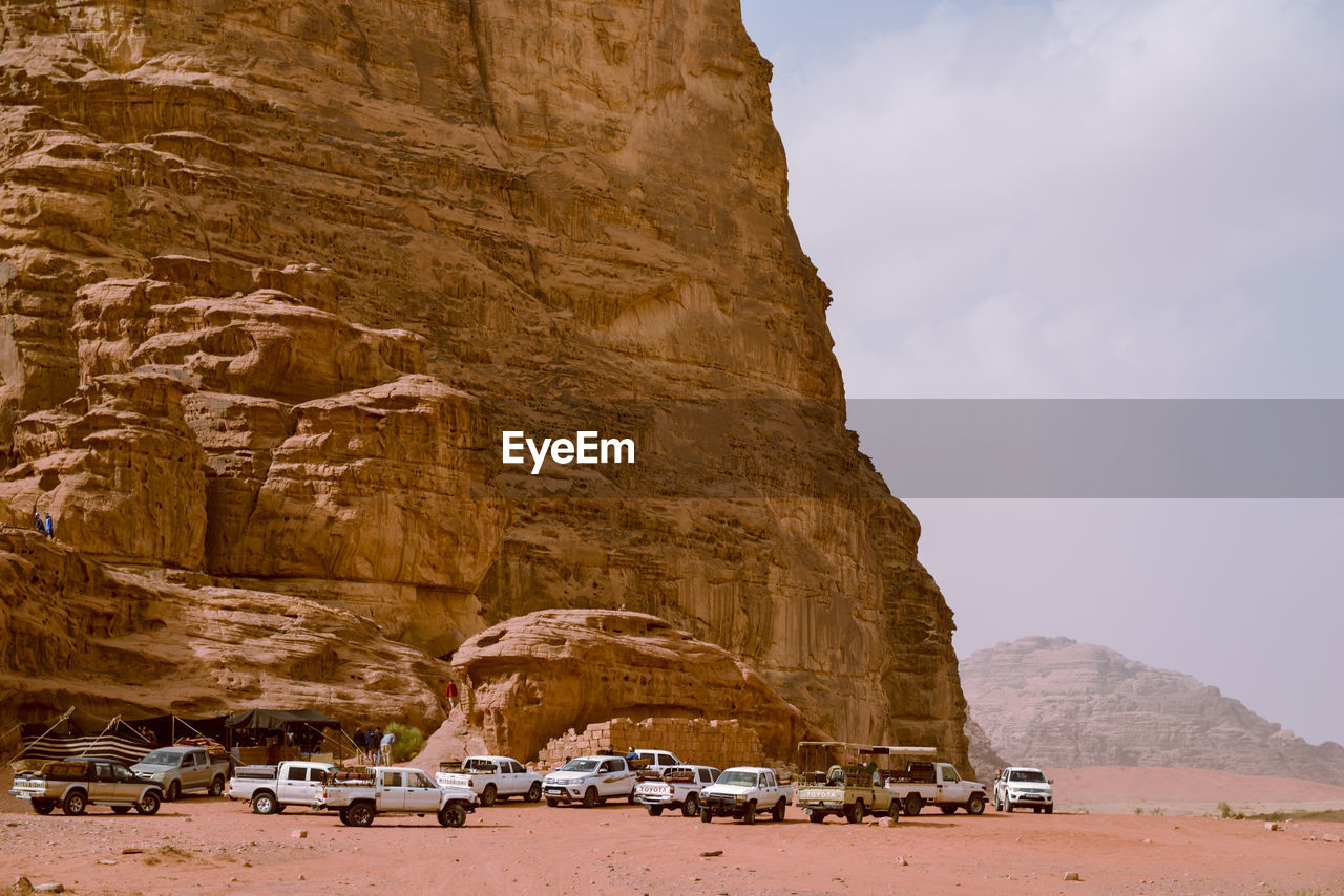 Camp at the foot of a large rock in the desert of wadi rum. jordan, april 2019. 