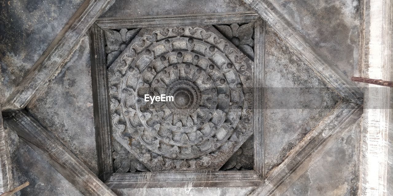 LOW ANGLE VIEW OF CROSS IN TEMPLE