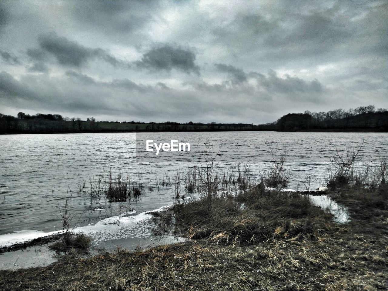 SCENIC VIEW OF CLOUDY SKY OVER LAKE