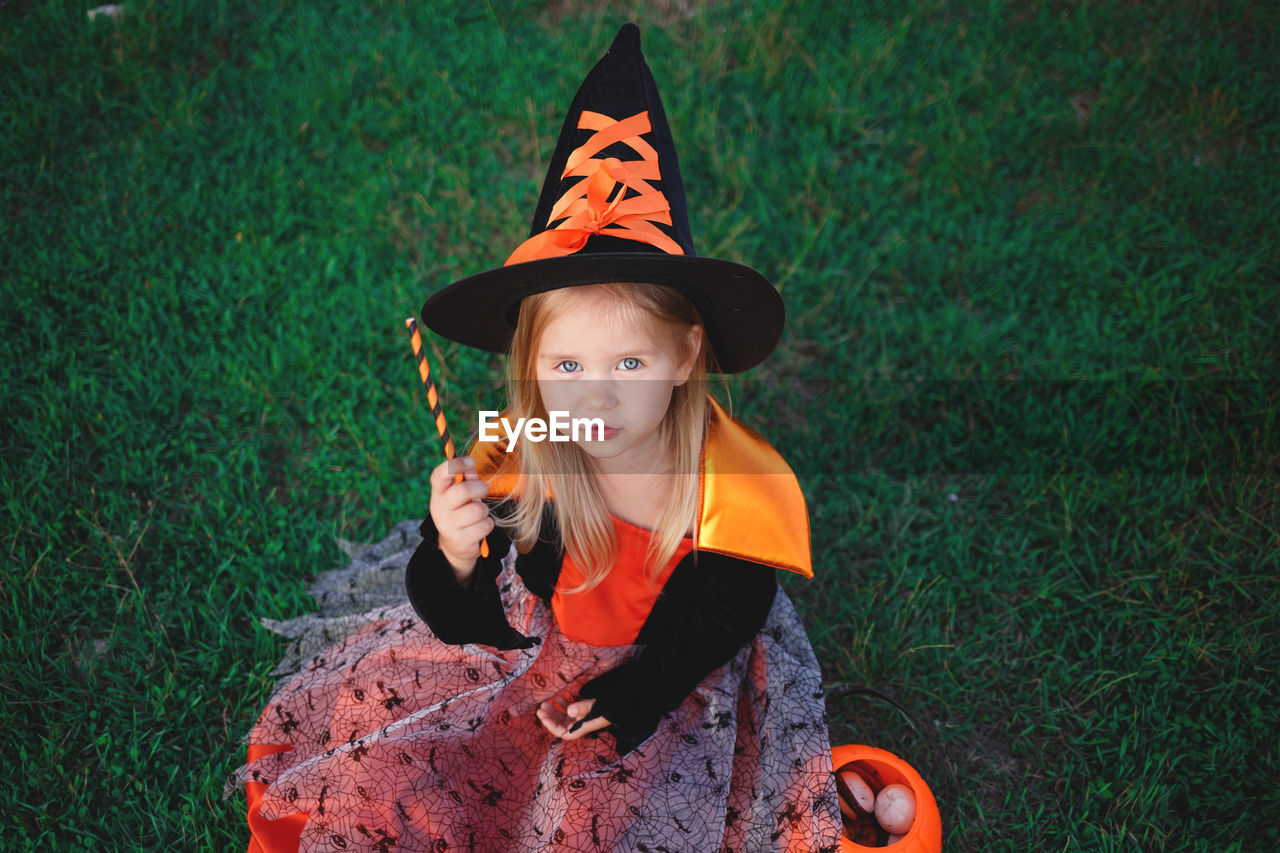 PORTRAIT OF GIRL WEARING HAT ON GRASS