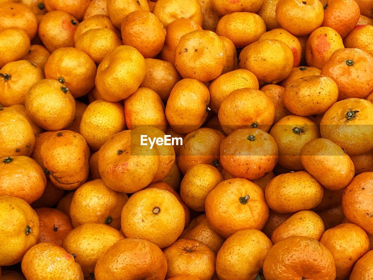 FULL FRAME SHOT OF ORANGES AT MARKET STALL