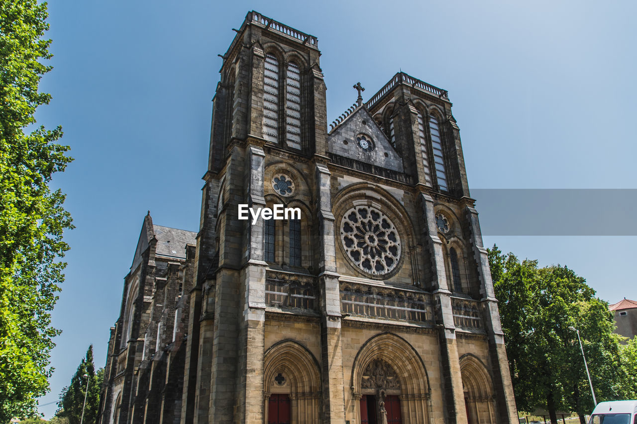 LOW ANGLE VIEW OF CATHEDRAL AGAINST SKY