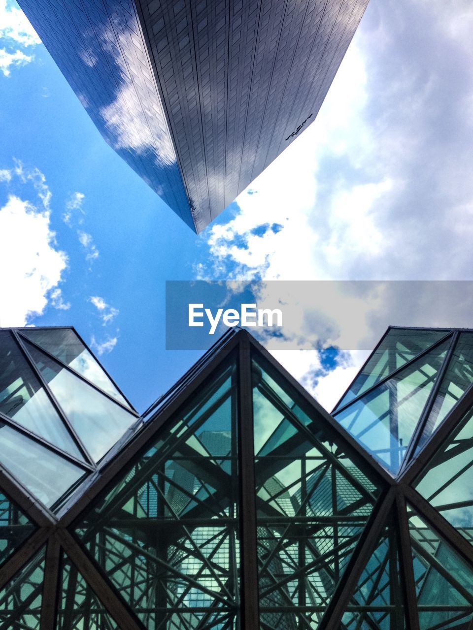 LOW ANGLE VIEW OF MODERN BUILDINGS AGAINST CLOUDY SKY