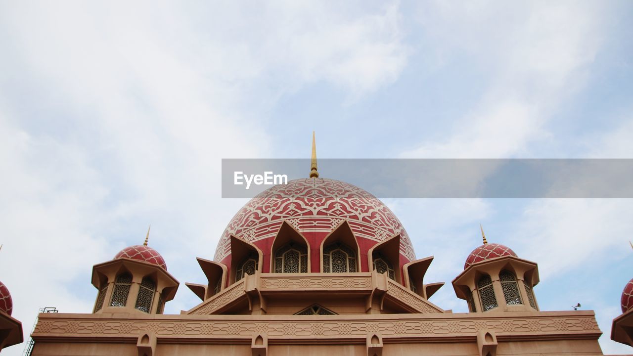 LOW ANGLE VIEW OF CATHEDRAL AGAINST SKY