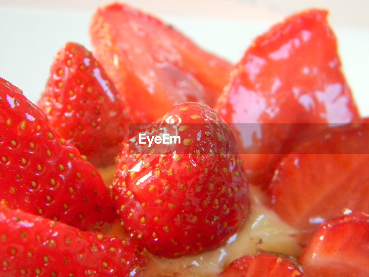 CLOSE-UP OF STRAWBERRY ON CAKE