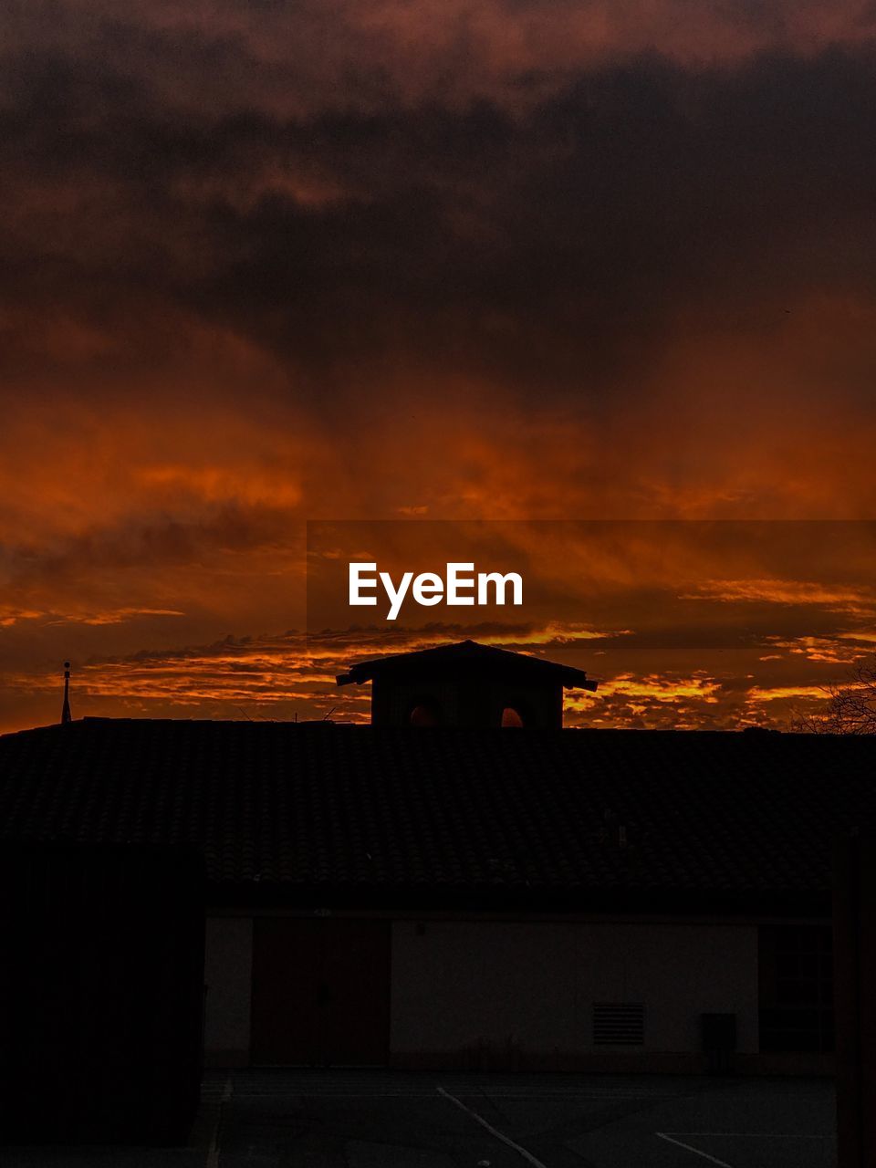 SILHOUETTE BUILDINGS AGAINST DRAMATIC SKY