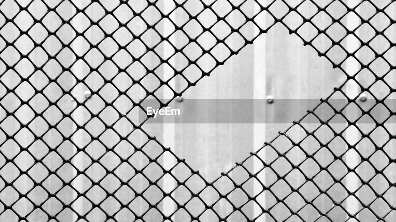 FULL FRAME SHOT OF CHAINLINK FENCE