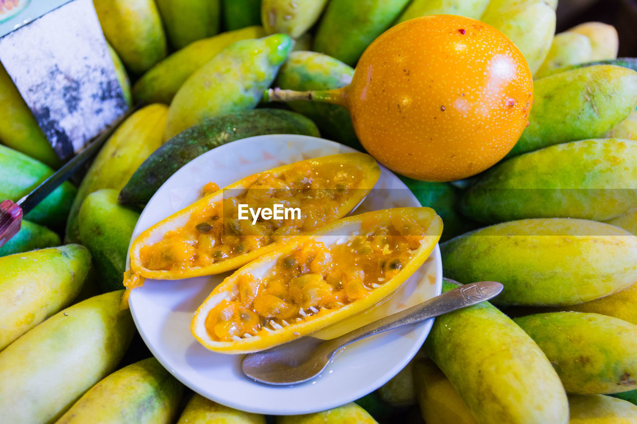 FULL FRAME SHOT OF ORANGES IN MARKET