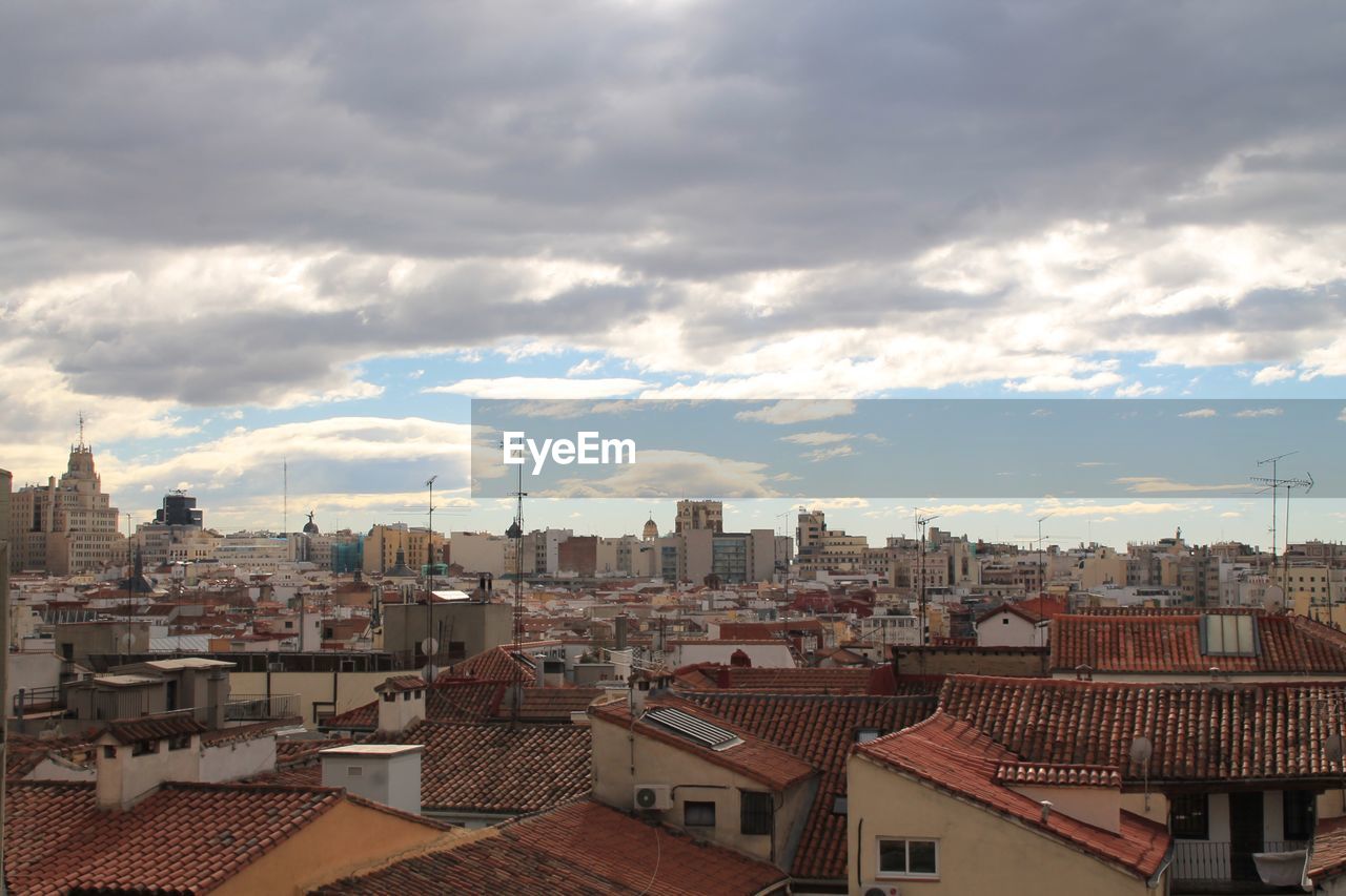 HIGH ANGLE SHOT OF CITYSCAPE AGAINST SKY