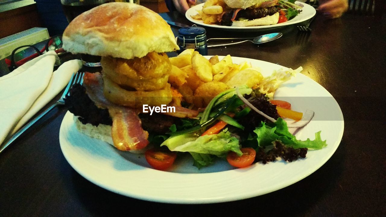 CLOSE-UP OF FOOD ON PLATE