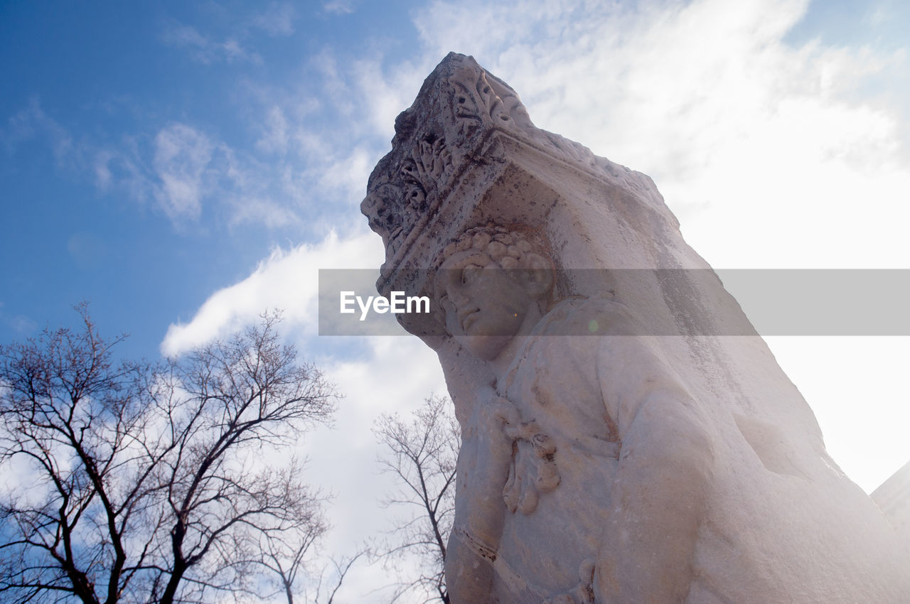 LOW ANGLE VIEW OF STATUE AGAINST CLOUDY SKY