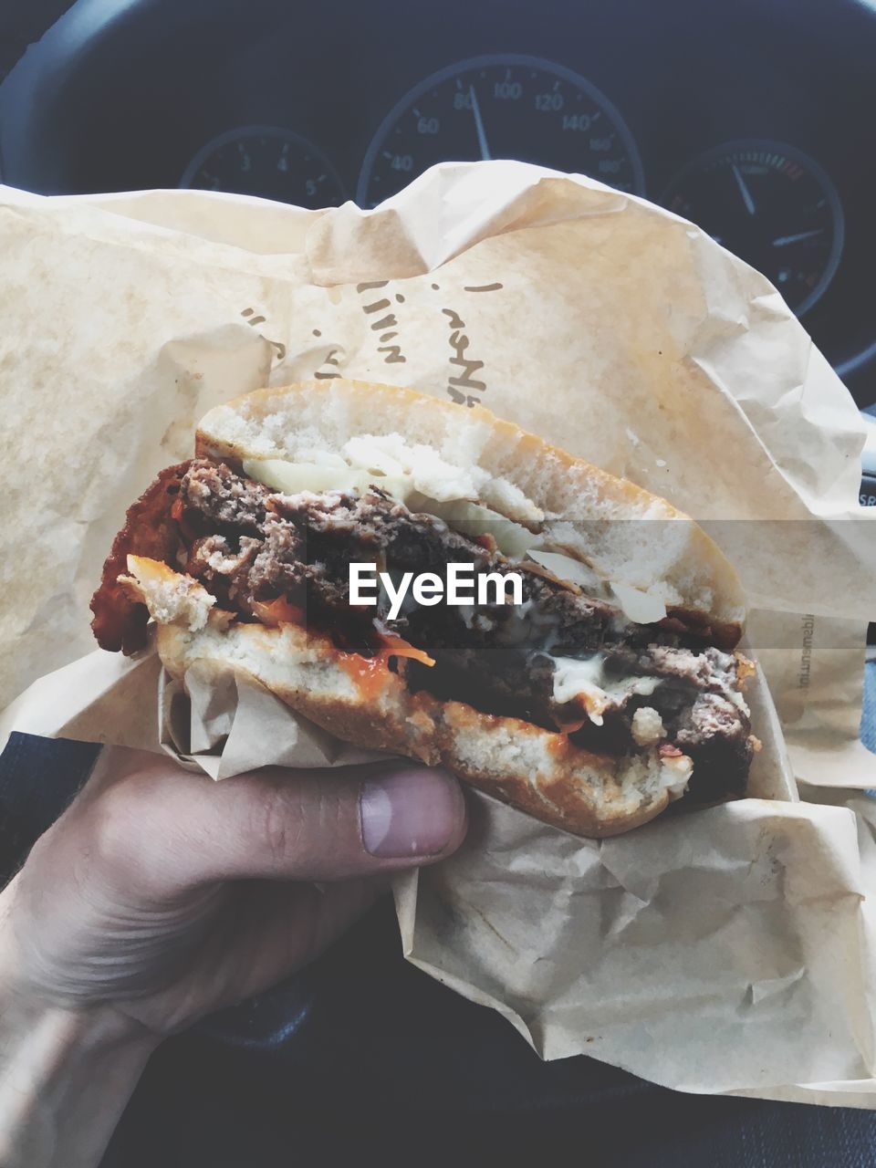 CROPPED IMAGE OF HAND HOLDING FOOD