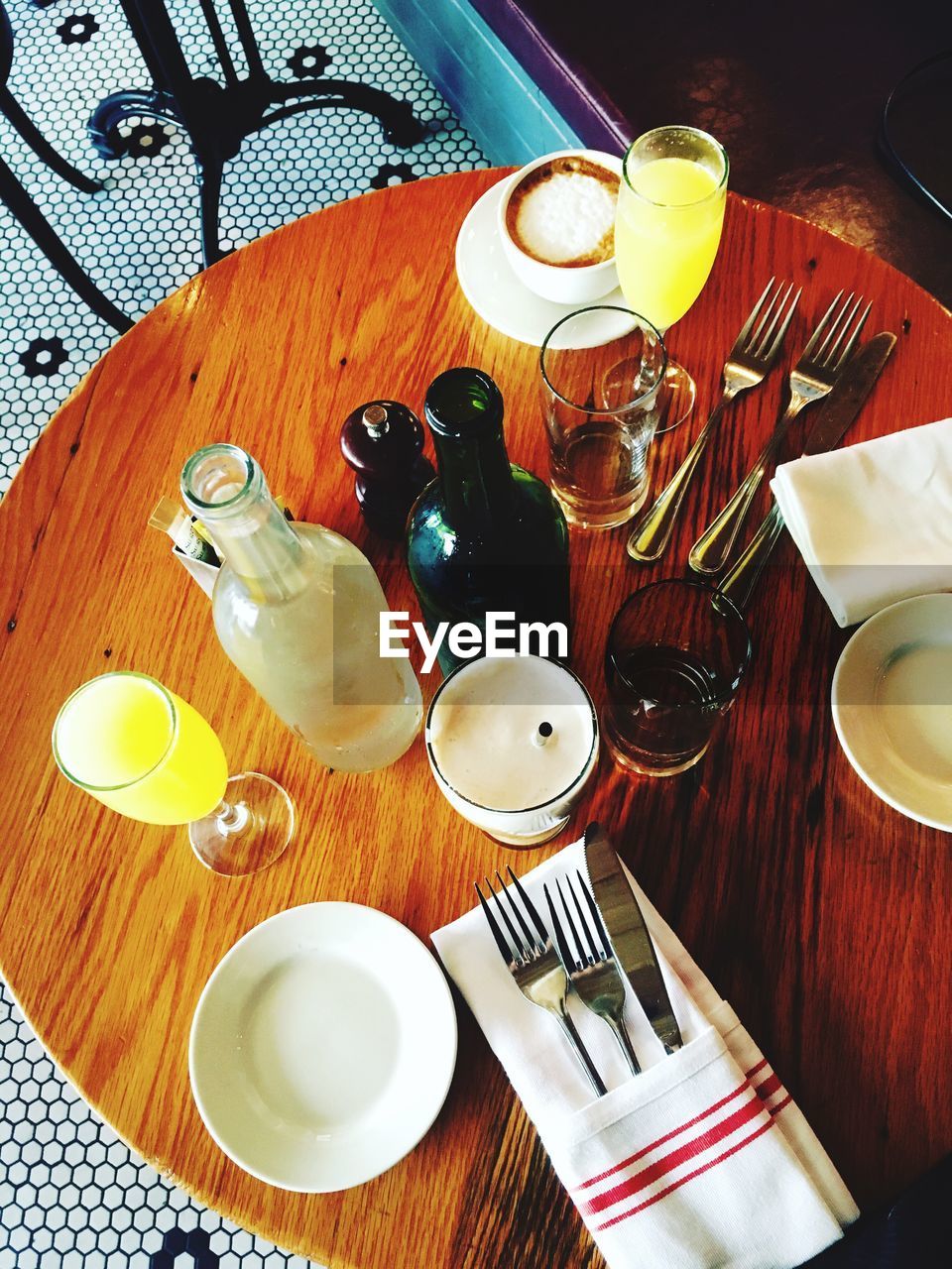 HIGH ANGLE VIEW OF WINE AND GLASSES ON TABLE