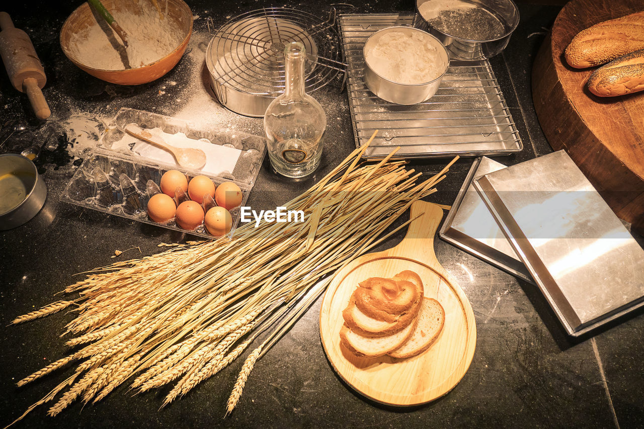 HIGH ANGLE VIEW OF MEAT IN KITCHEN