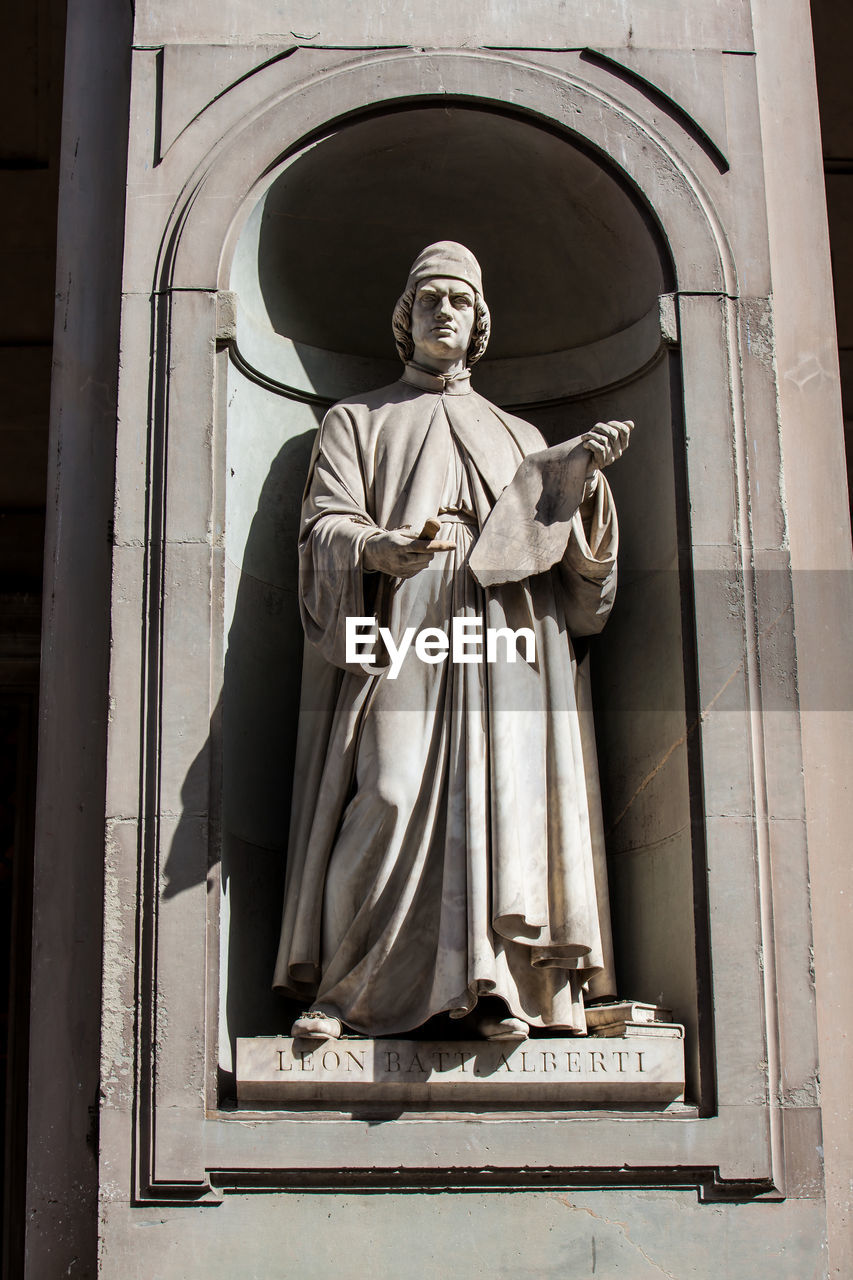 Statue of leon battista alberti at the courtyard of the uffizi gallery in florence