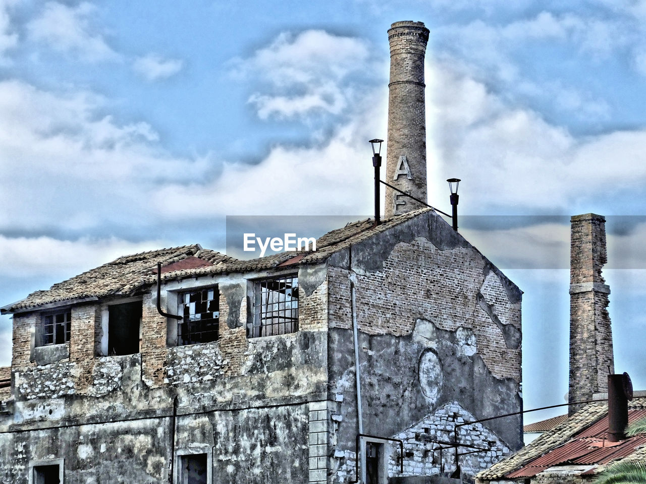 LOW ANGLE VIEW OF BUILDINGS AGAINST SKY