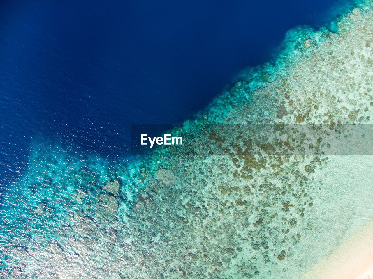 HIGH ANGLE VIEW OF BLUE WATER IN SWIMMING POOL