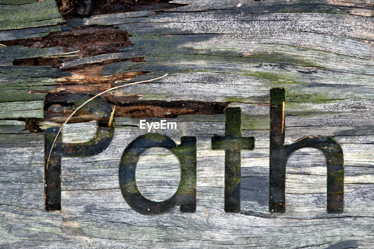 CLOSE-UP OF RUSTY METAL WOOD