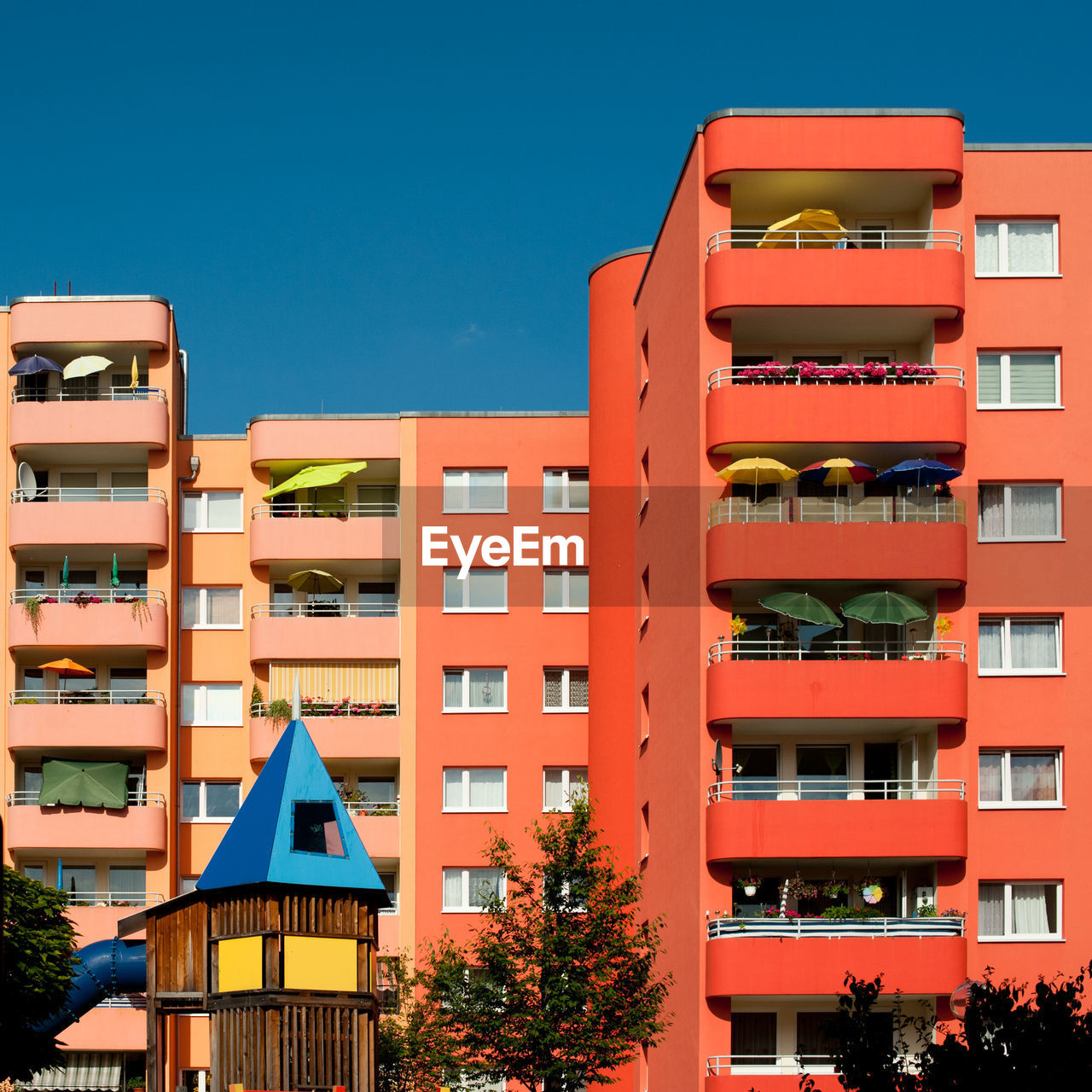 LOW ANGLE VIEW OF RESIDENTIAL BUILDING AGAINST CLEAR SKY