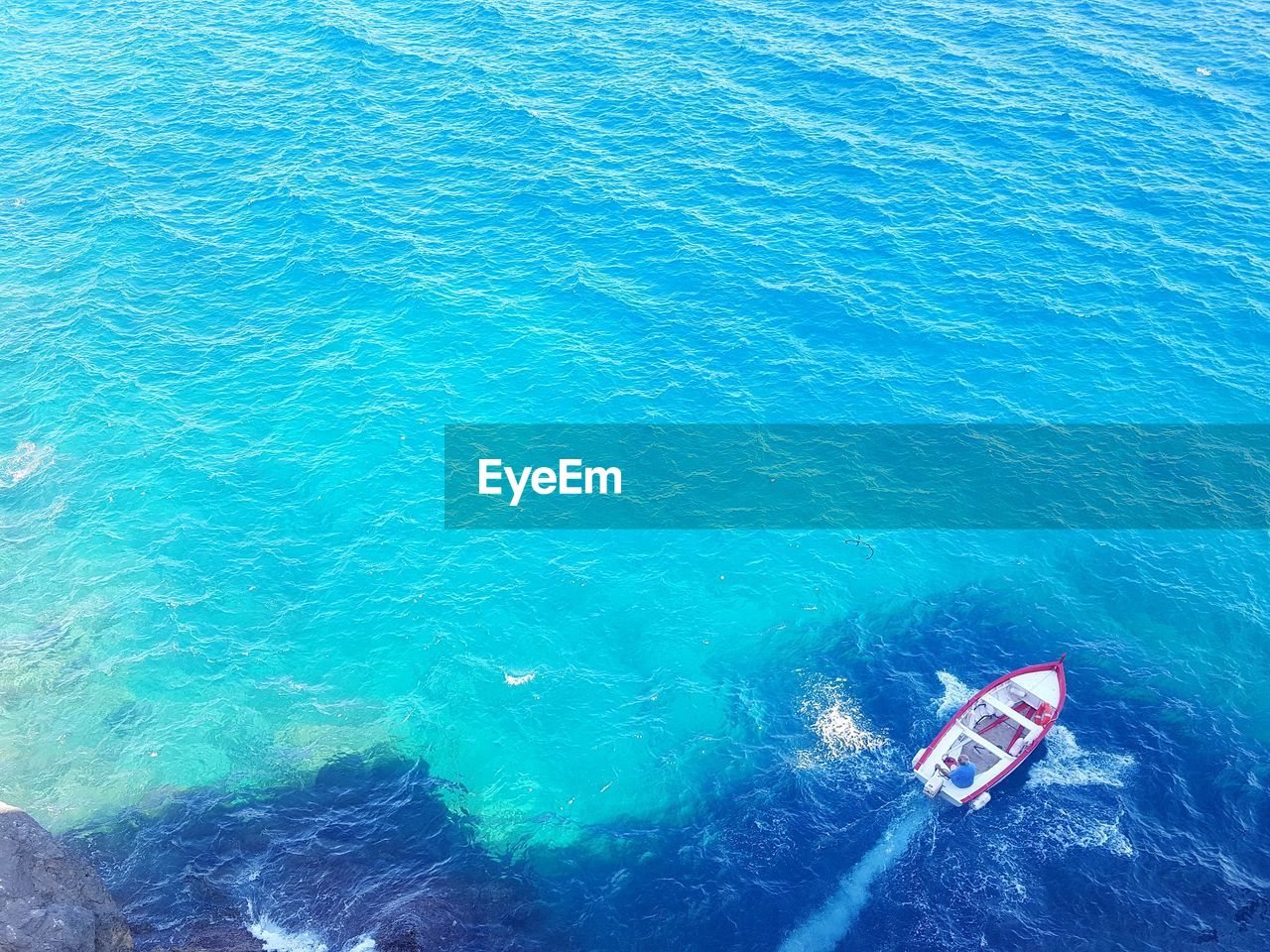 HIGH ANGLE VIEW OF SHIP IN SEA