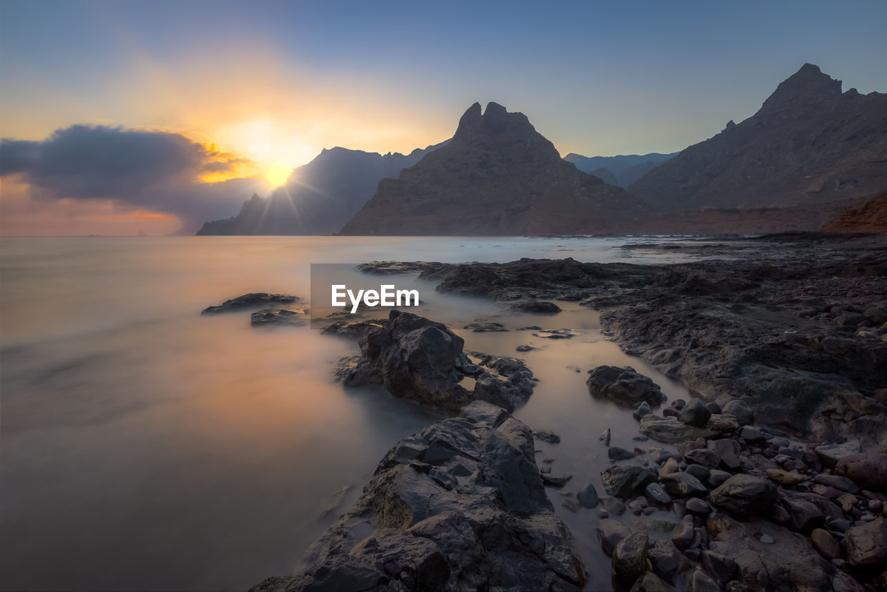 SCENIC VIEW OF SEA AGAINST SKY AT SUNSET