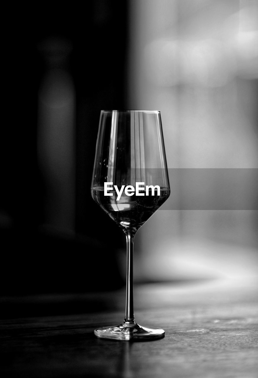 CLOSE-UP OF GLASS OF WINE ON TABLE