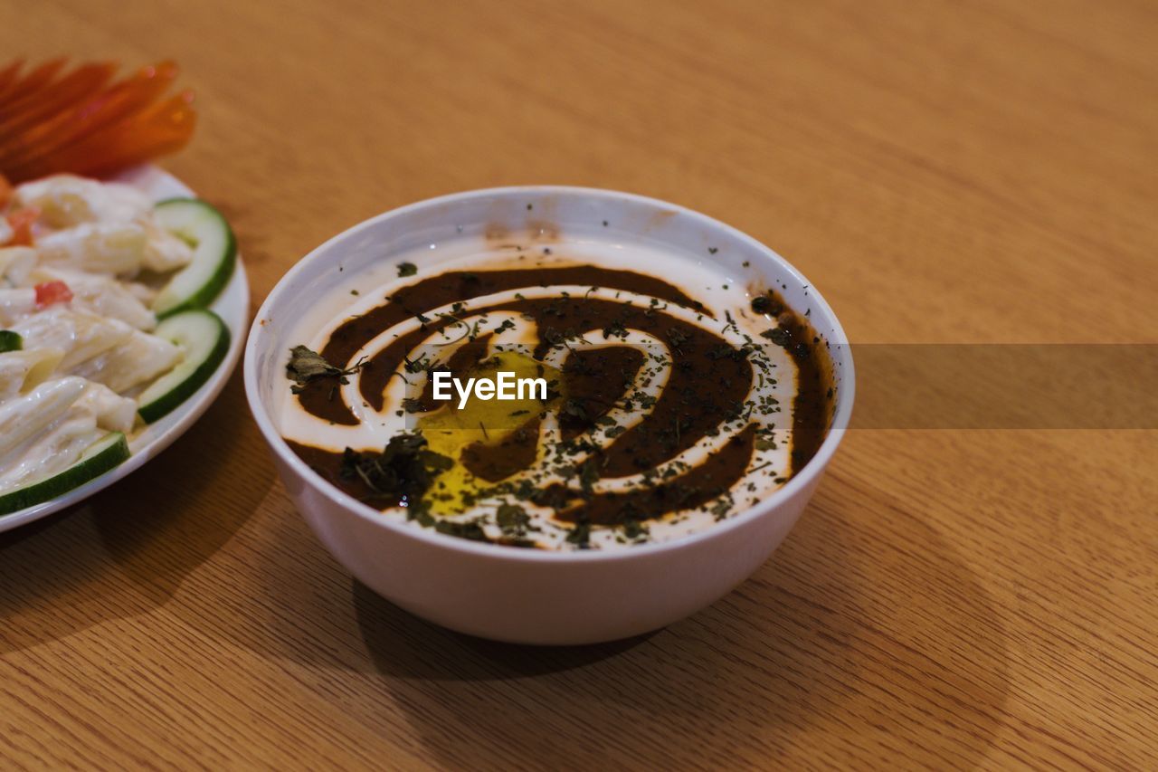 HIGH ANGLE VIEW OF FOOD ON TABLE