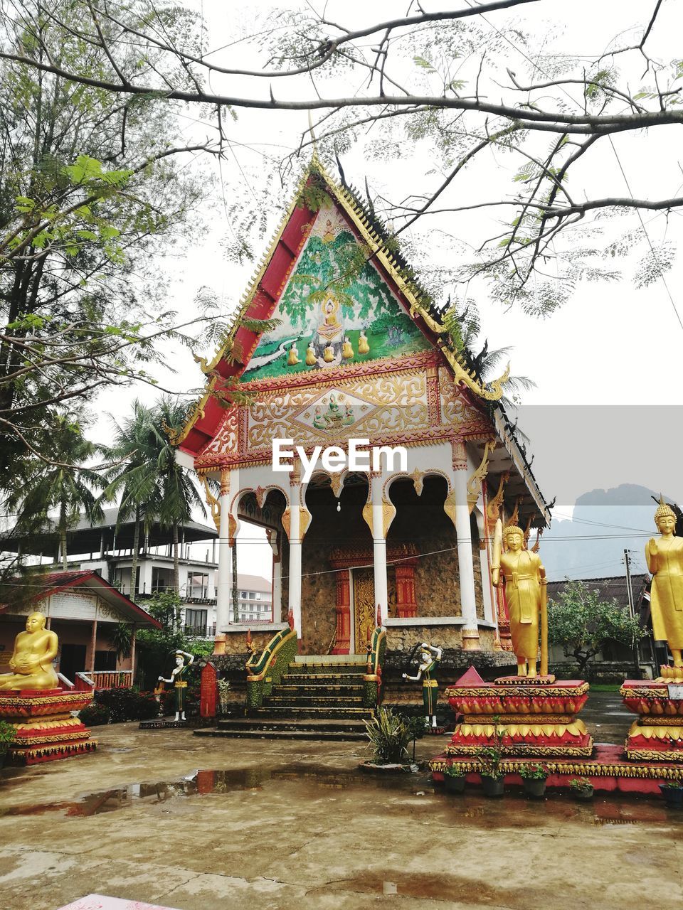 LOW ANGLE VIEW OF STATUE AGAINST TEMPLE