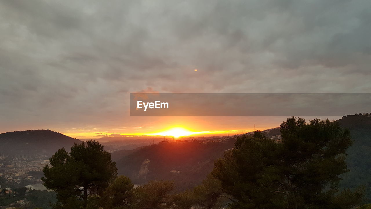 SCENIC VIEW OF SUNSET OVER MOUNTAIN