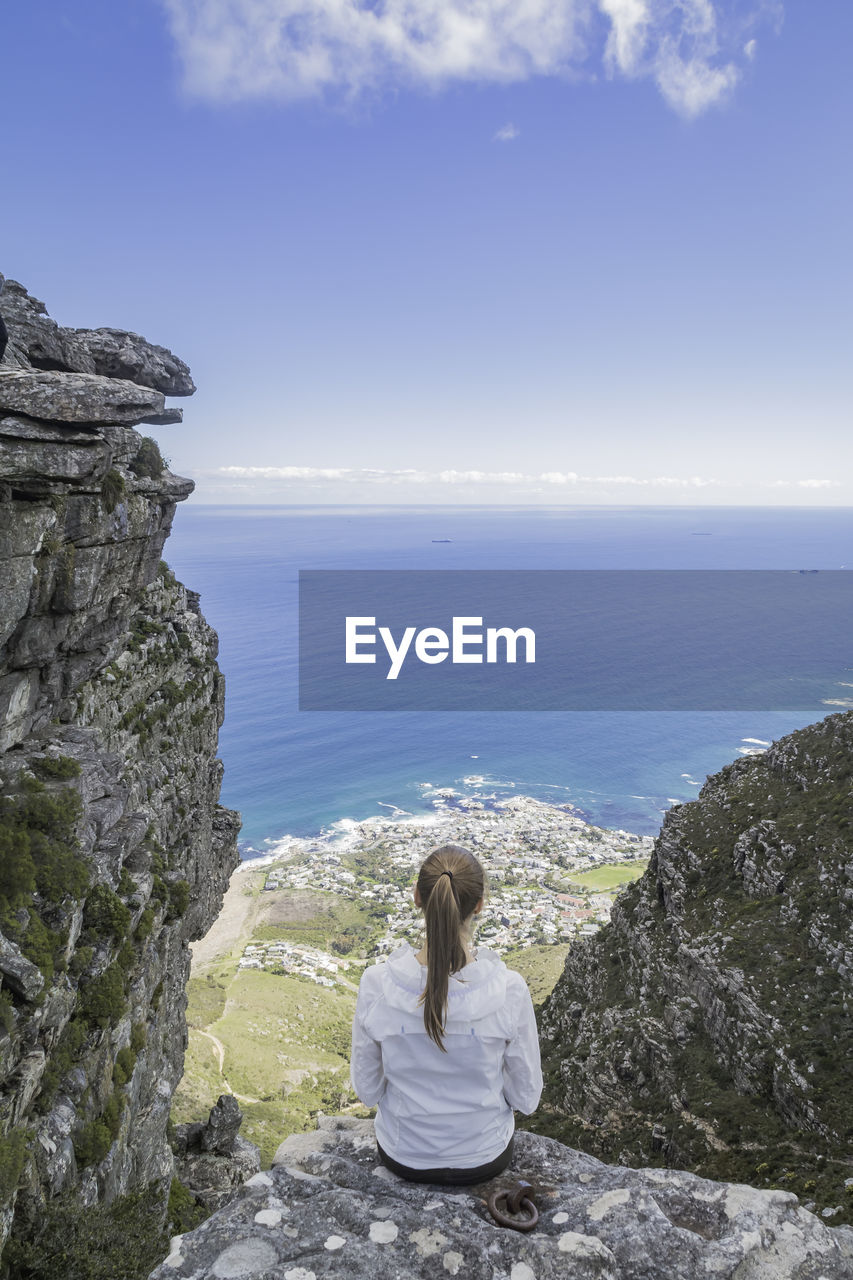 Woman on the edge of a ledge on table mountain. kasteelpoort.