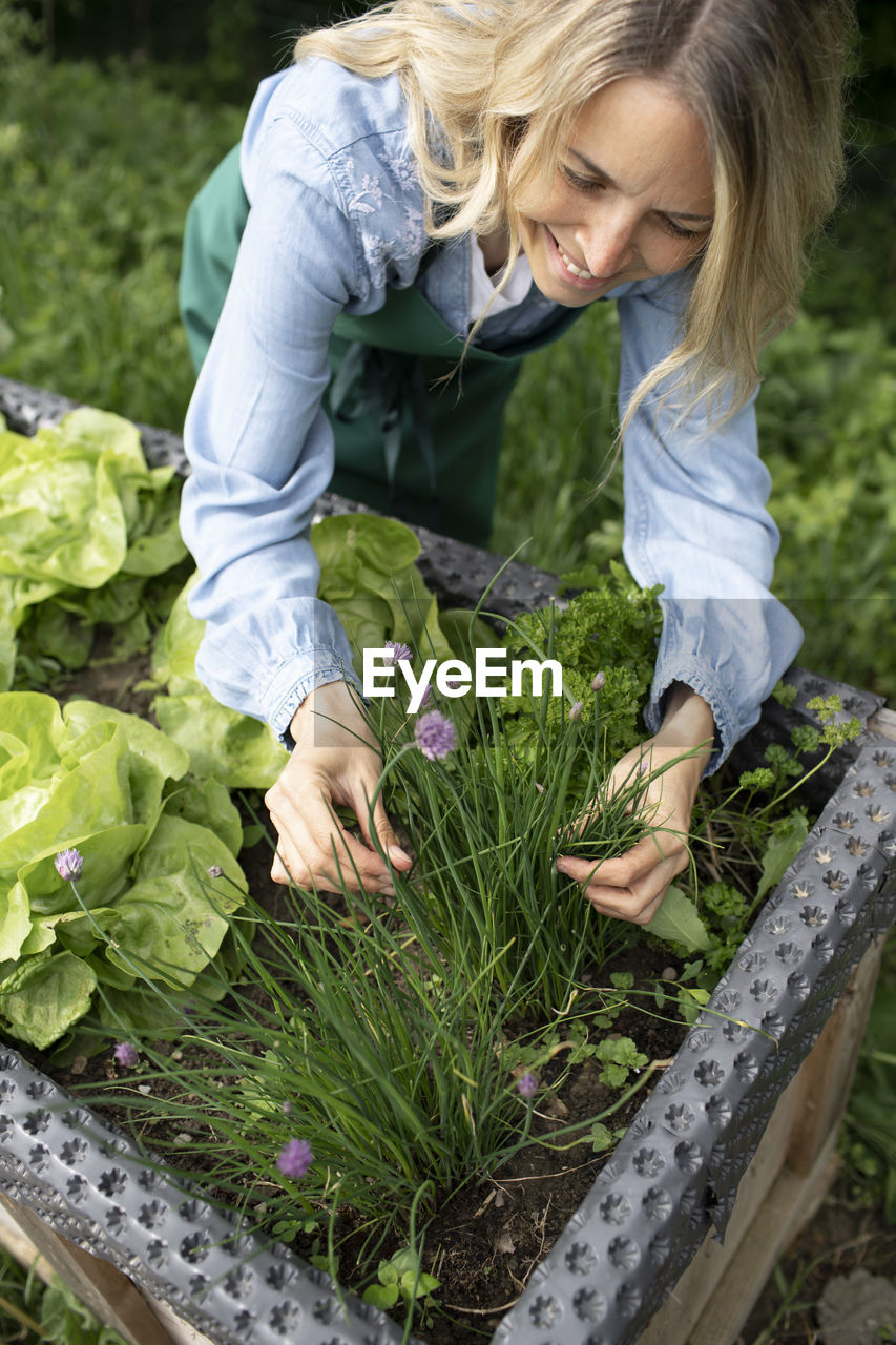 HIGH ANGLE VIEW OF WOMAN WEARING SUNGLASSES ON LAND