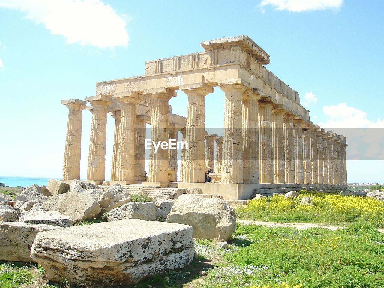 LOW ANGLE VIEW OF HISTORICAL BUILDING