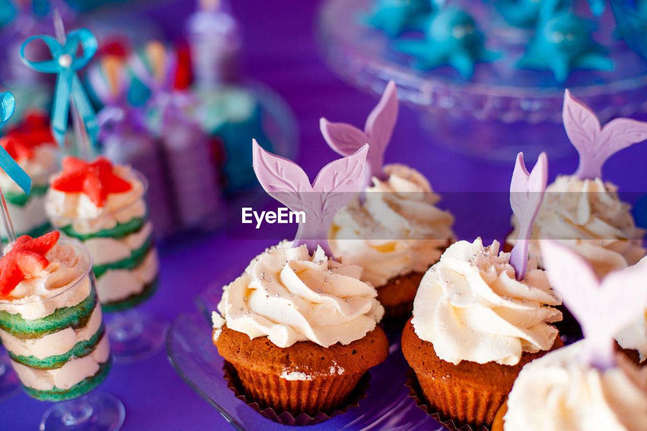 CLOSE-UP OF CUPCAKES ON DISPLAY