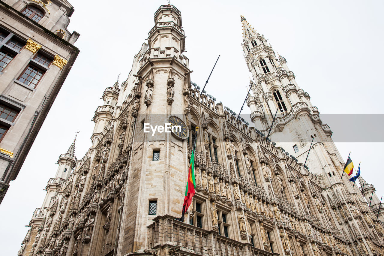 LOW ANGLE VIEW OF BUILDINGS IN CITY