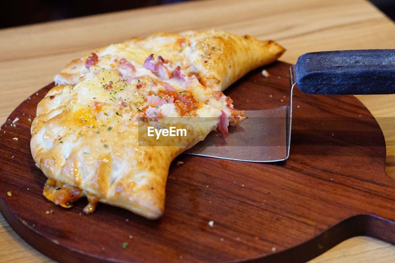 HIGH ANGLE VIEW OF FOOD ON TABLE