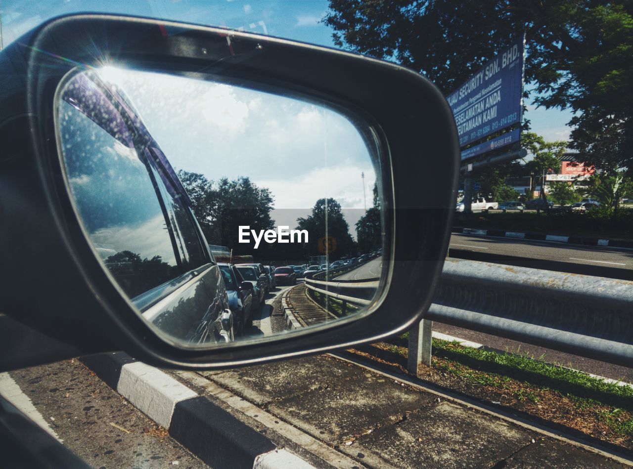 CLOSE-UP OF SIDE-VIEW MIRROR