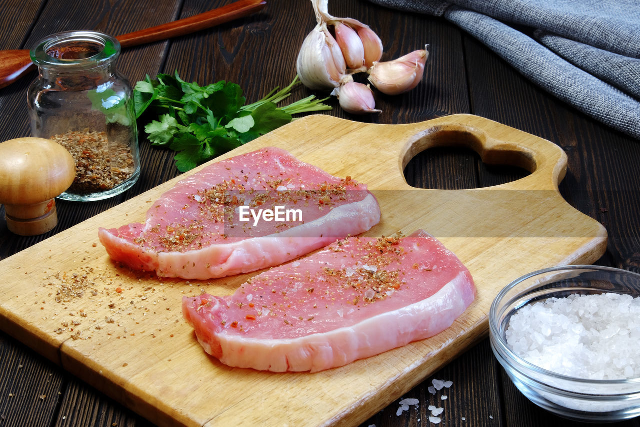 HIGH ANGLE VIEW OF FOOD ON TABLE