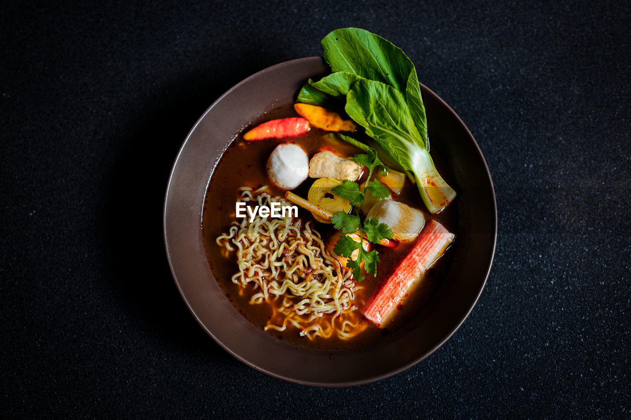 DIRECTLY ABOVE SHOT OF VEGETABLES IN BOWL